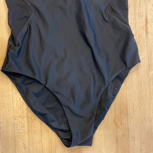 Sweaty Betty CARVE One Piece Mesh Detail Swimsuit - Picture 4 of 8